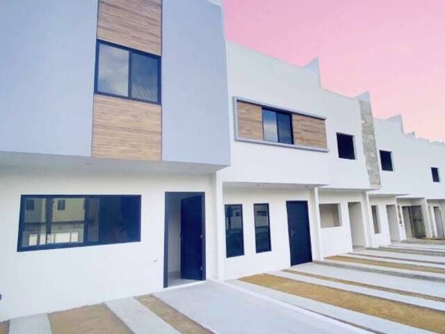 #5851 - Casa para Venta en Tijuana - BC - 1
